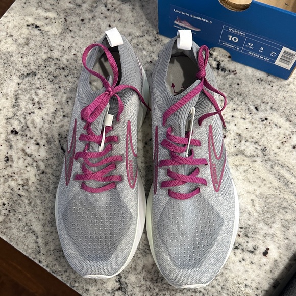 Brooks Levitate Women's Sneakers - Gray and Pink - Picture 3 of 9